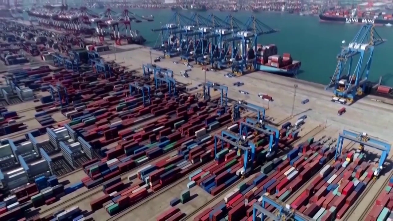 中国货运港口集装箱起重机和航拍视频素材