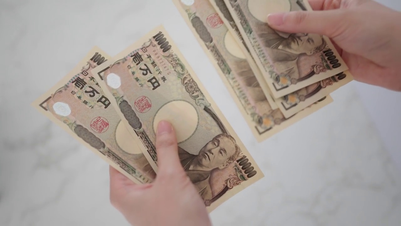 手握日元数钱视频素材