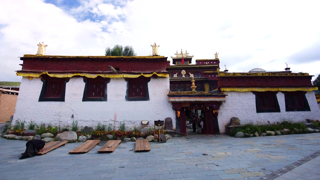藏传寺院人文祈福活动藏教转经筒视频素材