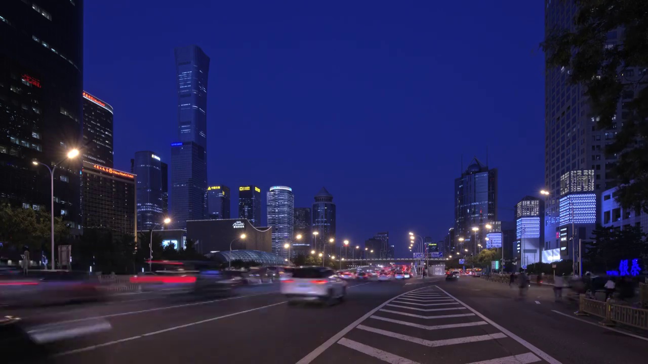 北京CBD地标摩天大楼汽车车流光轨视频下载