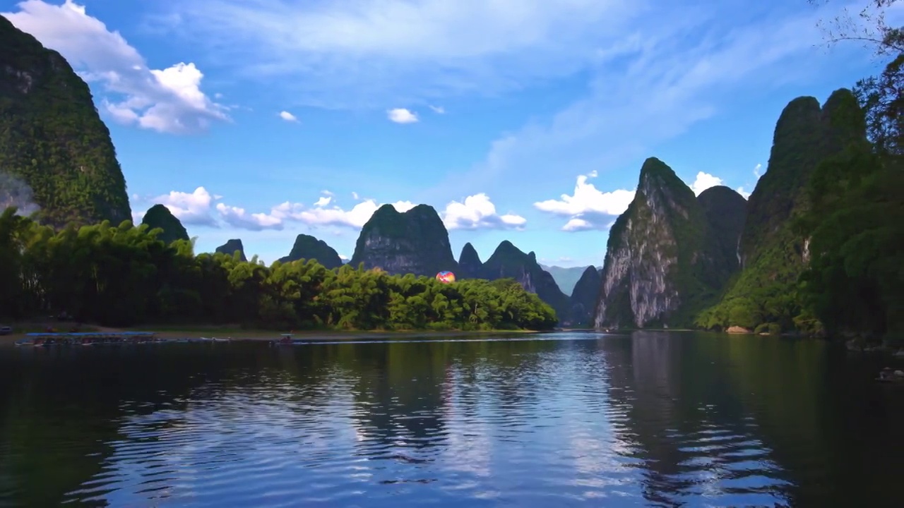 2021年广西桂林漓江黄布倒影渔翁划船8K分辨率视频素材影片视频下载