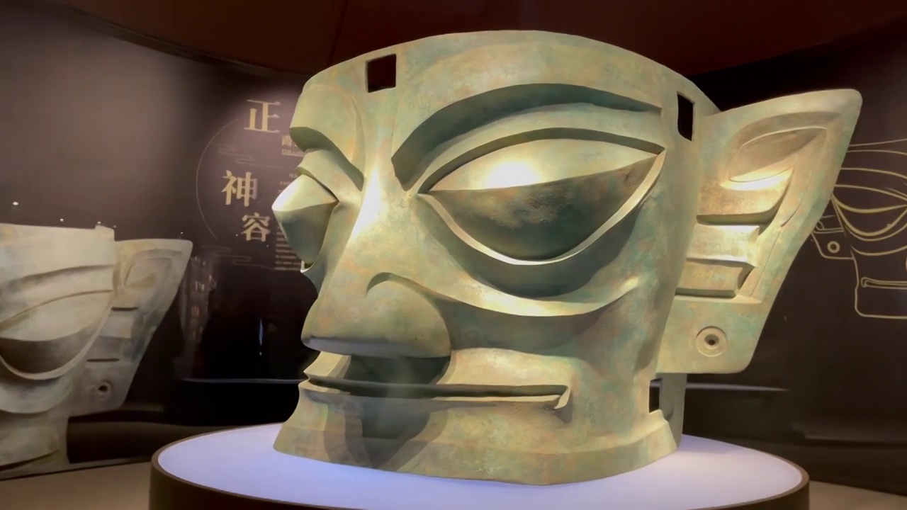 神秘的三星堆博物馆出土文物巨型青铜面具视频素材
