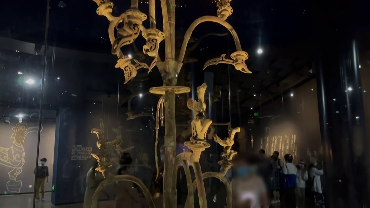 神秘的三星堆博物馆出土文物青铜大神树视频素材