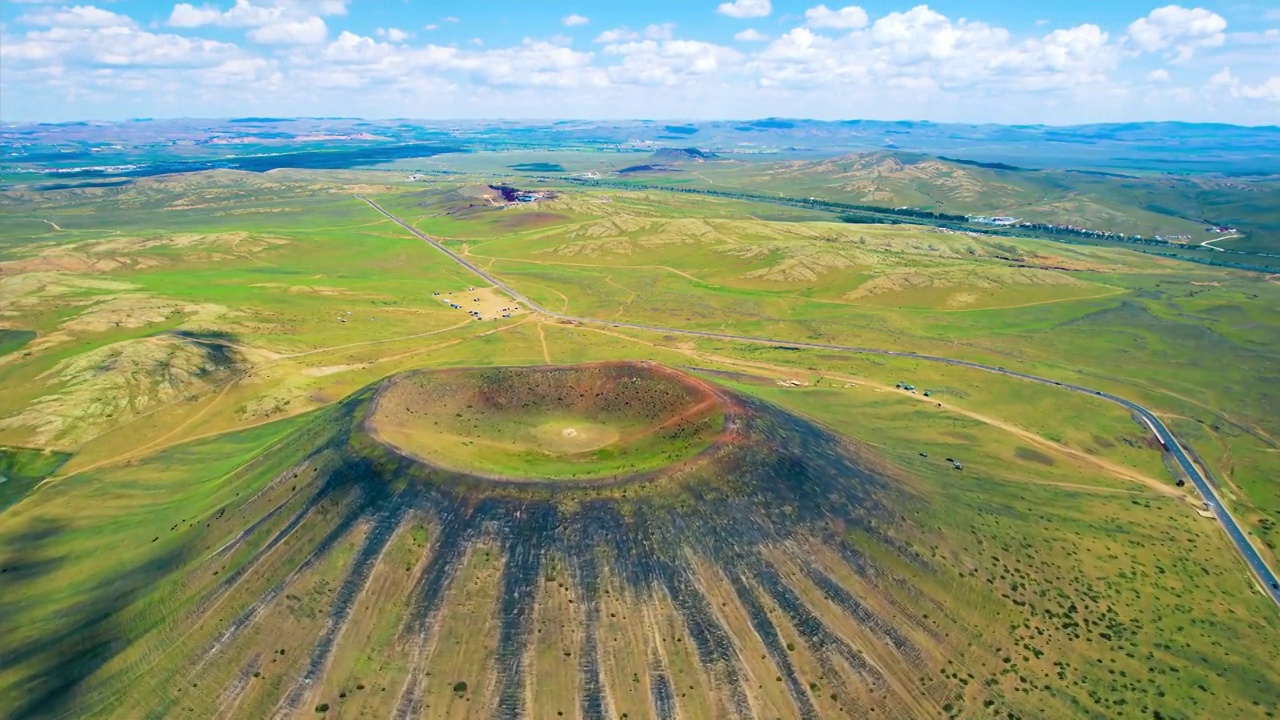 中国内蒙古乌兰察布乌兰哈达火山五号火山航拍视频下载