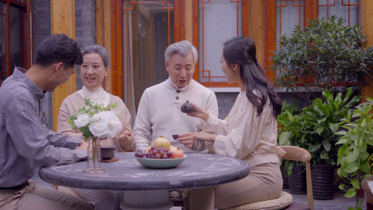 子女陪父母在院子喝茶聊天视频下载