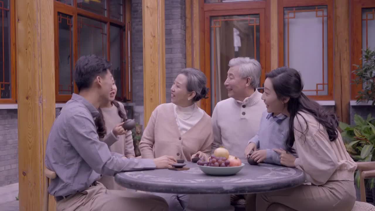 一家人在院子喝茶聊天视频下载