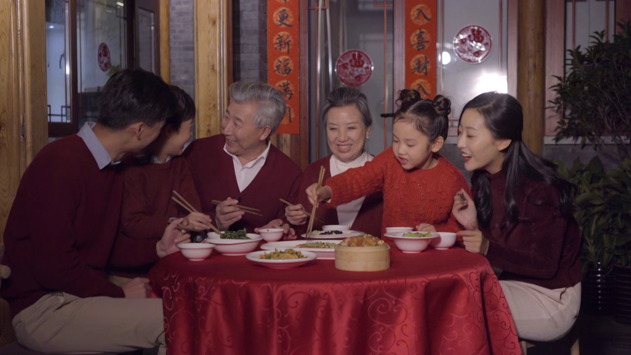 一家人开心的吃年夜饭视频下载