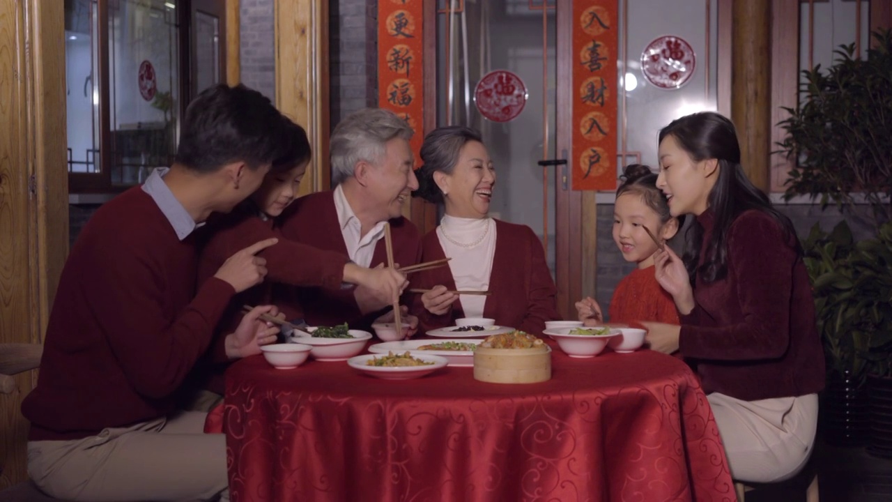一家人开心的吃年夜饭视频素材