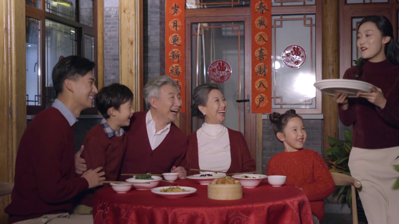 一家人开心的吃年夜饭视频素材