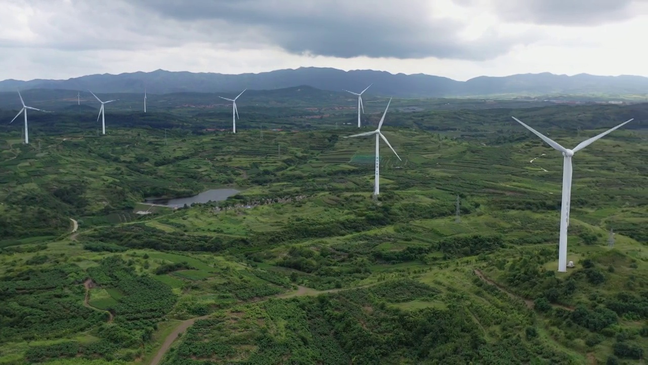 山东威海荣成夏季的风力发电场风光视频素材