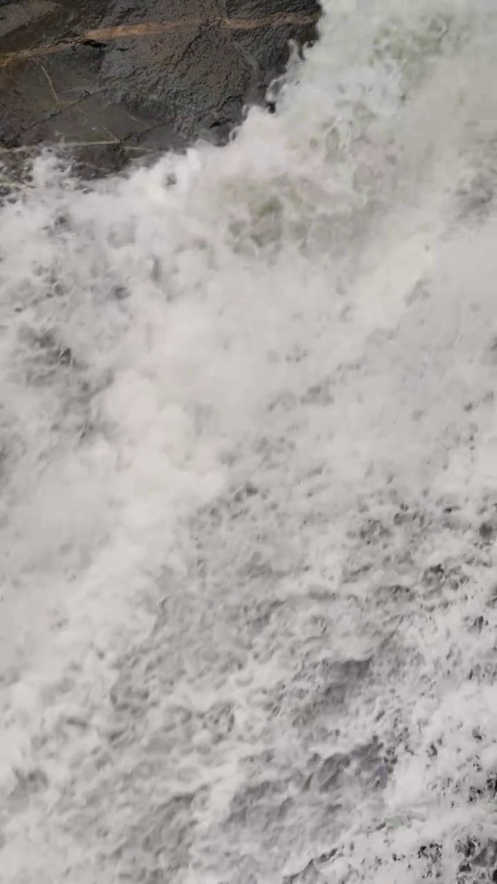瀑布水流湍急浪花水花视频素材