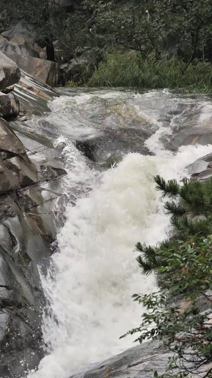 瀑布水流湍急浪花水花视频素材