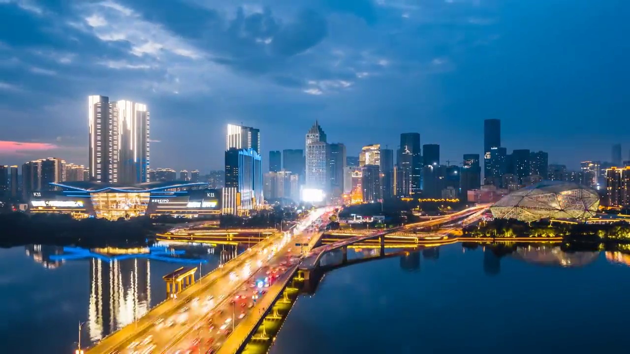 中国辽宁沈阳盛京剧院和浑河大桥车流建筑航拍夜景视频素材