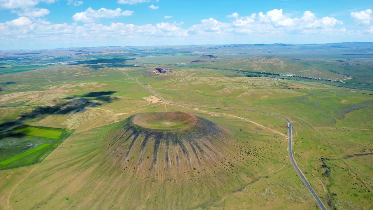 中国内蒙古乌兰察布乌兰哈达火山五号火山航拍视频素材