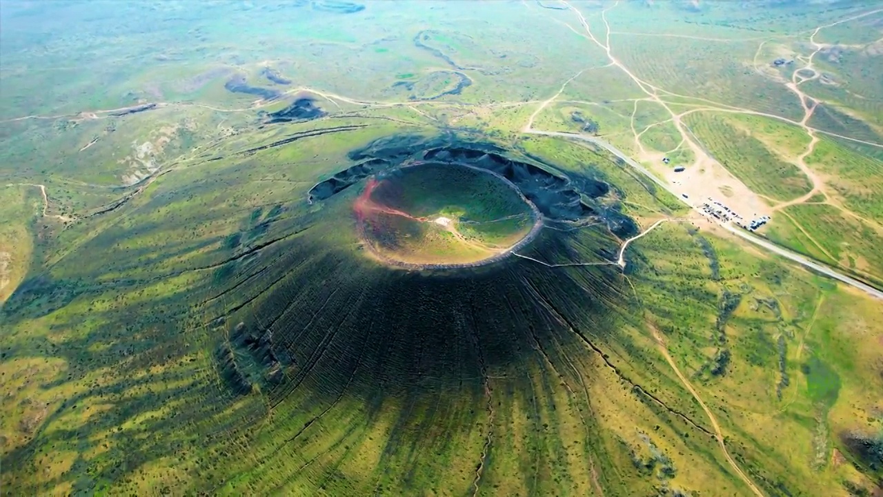 中国内蒙古乌兰察布乌兰哈达火山三号火山航拍视频下载