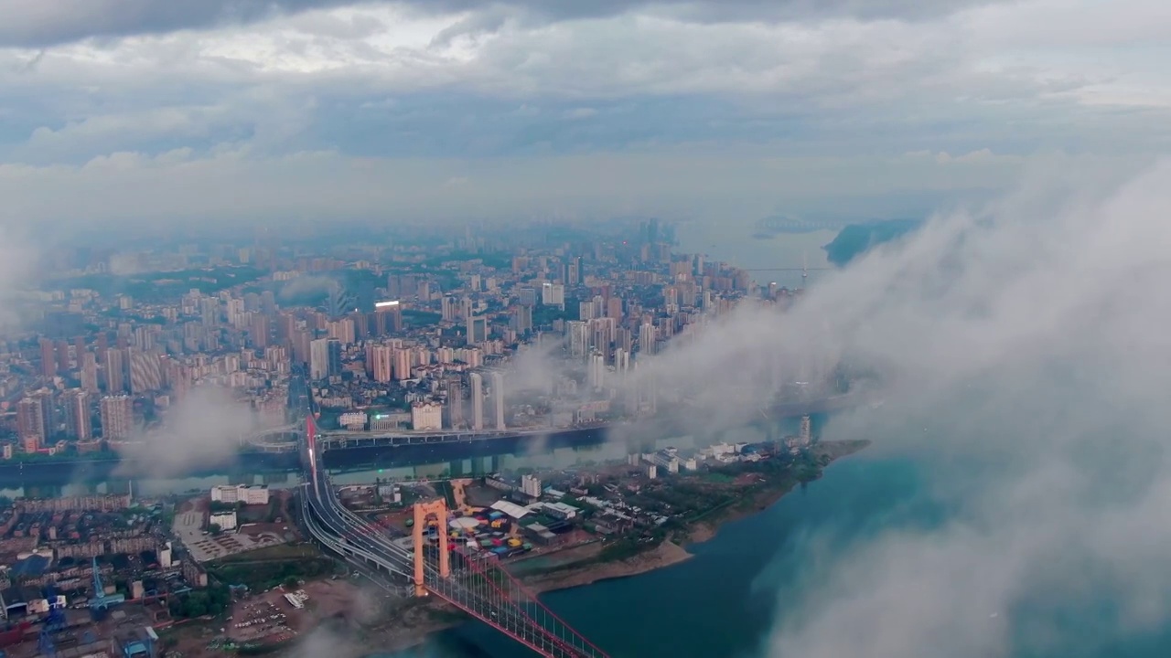 云雾中的湖北宜昌都市景观航拍视频素材