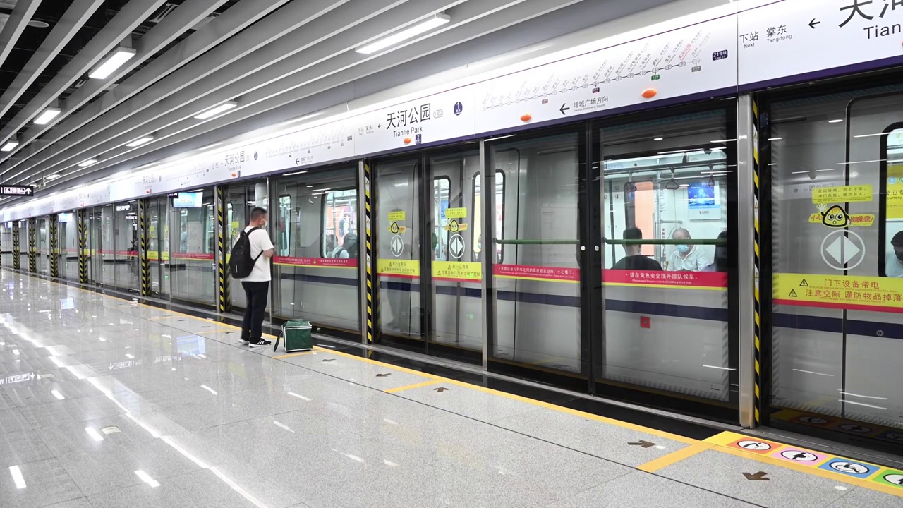 地铁进出车站素材，广州地铁，乘车，城市轨道，交通运输，视频下载