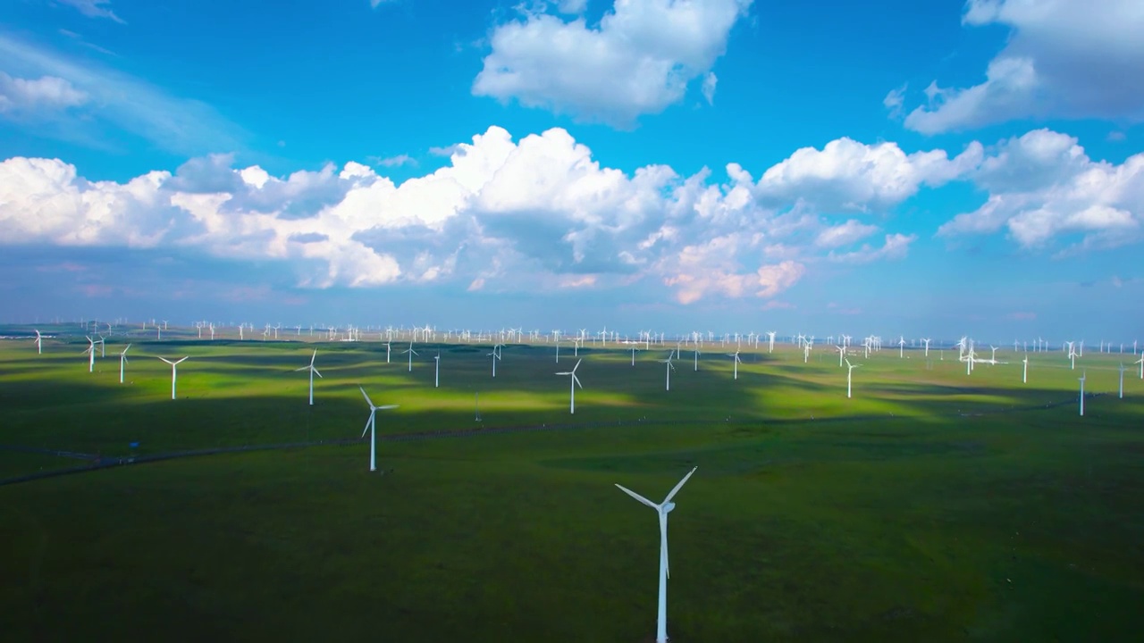 中国内蒙古乌兰察布辉腾锡勒草原上的风电场风车航拍视频素材