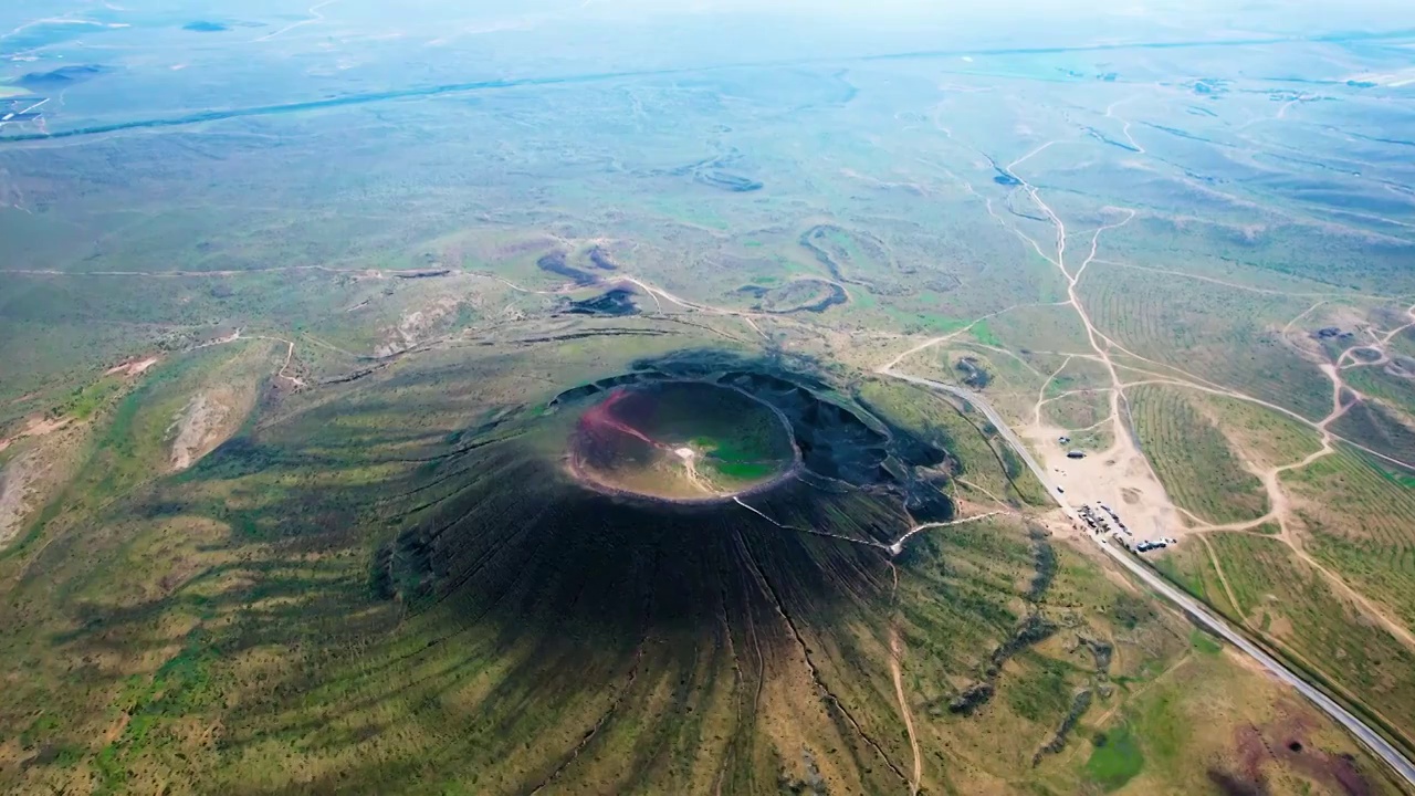 中国内蒙古乌兰察布乌兰哈达火山三号火山航拍视频素材