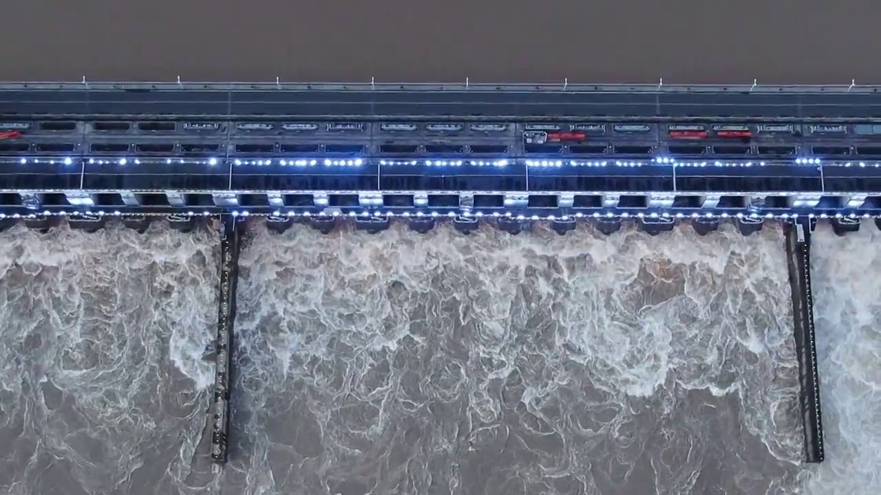 葛洲坝水电站水坝泄洪正上方视角航拍视频素材
