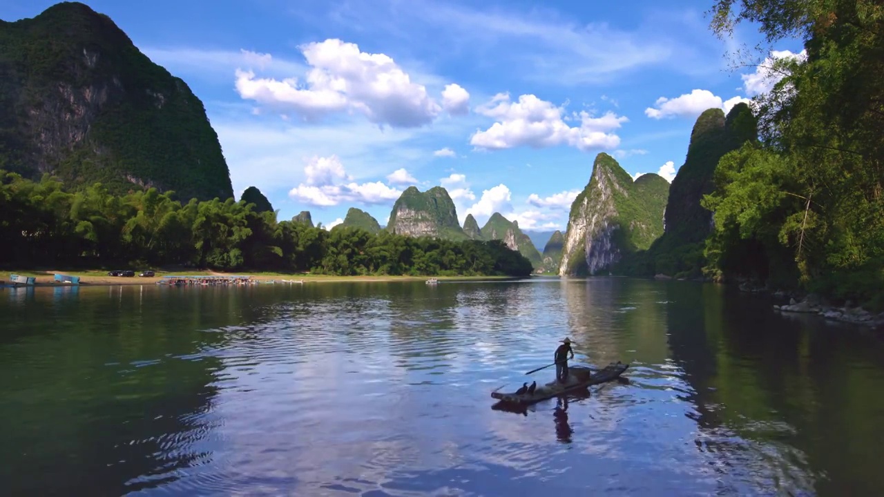 2021年广西桂林漓江黄布倒影渔翁划船8K分辨率视频素材影片视频下载