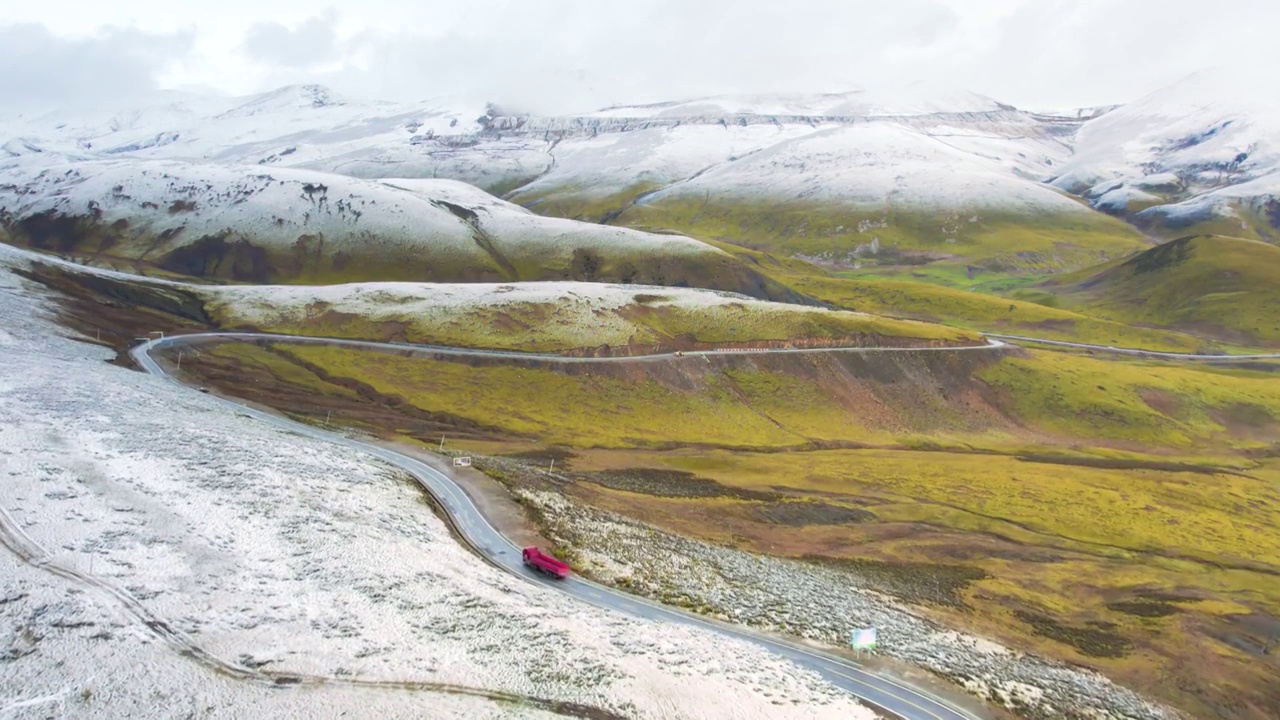 航拍西藏雪山草原公路运输视频素材