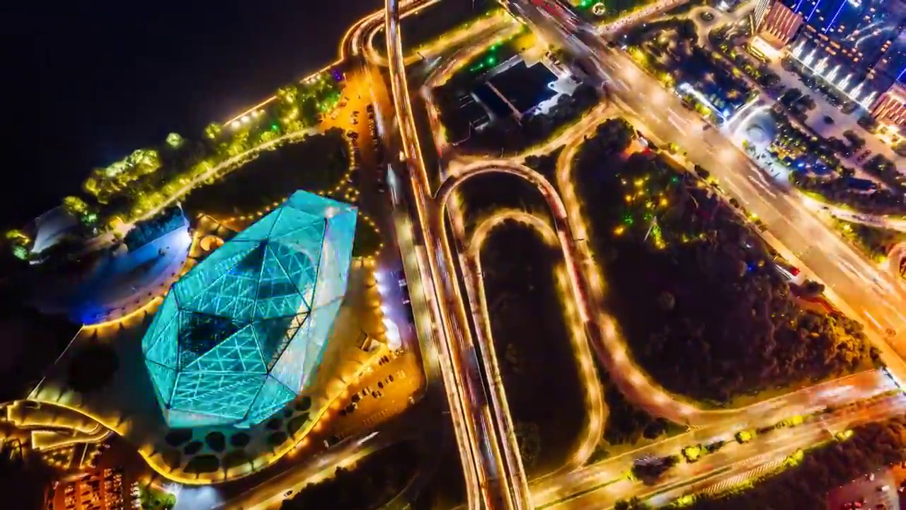 中国辽宁沈阳盛京剧院和公路上穿梭的车辆俯拍航拍延时摄影视频素材