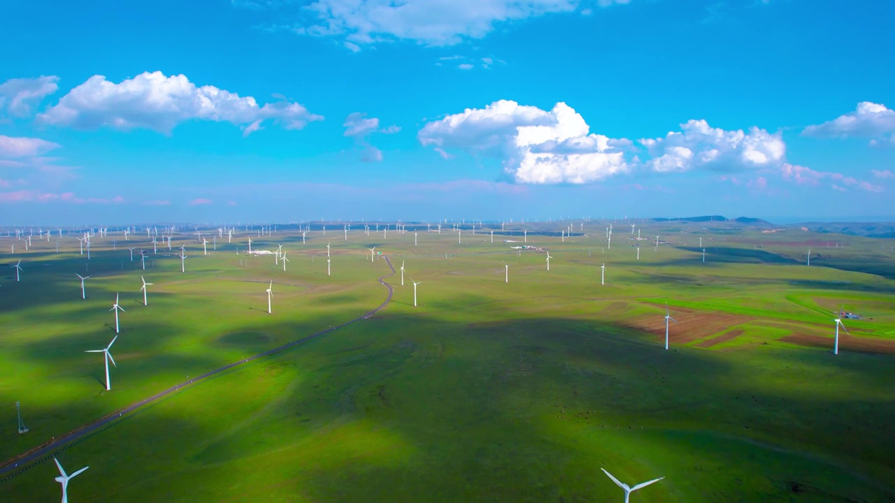 中国内蒙古乌兰察布辉腾锡勒草原上的风电场风车航拍视频素材