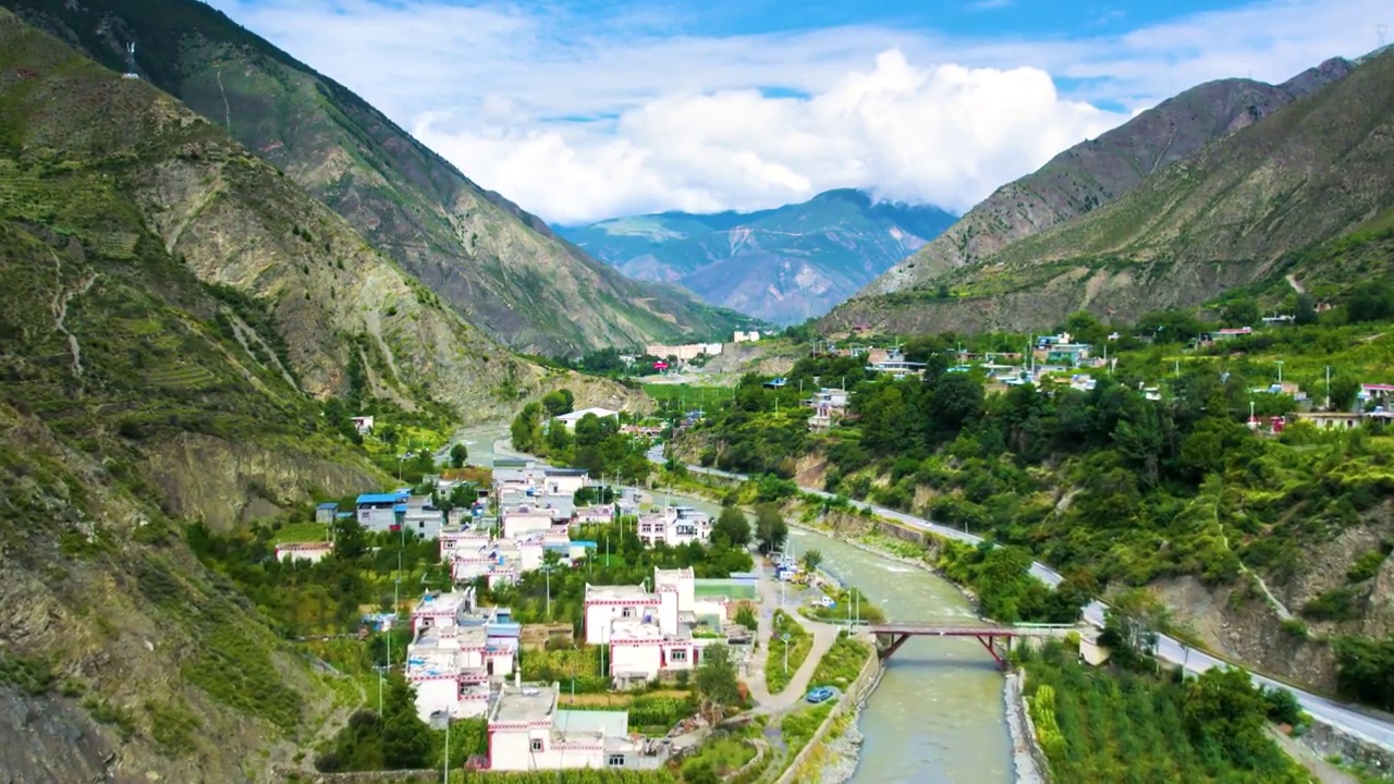 航拍四川省阿坝州四大安村藏族村落视频素材