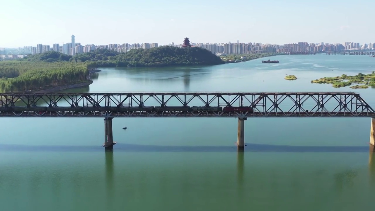 火车在赣江铁路大桥上行驶视频素材