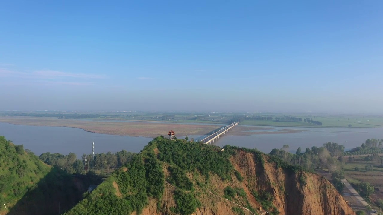 河南郑州巩义河洛汇流景区山顶观景台与焦作黄河公路大桥夏季航拍视频素材
