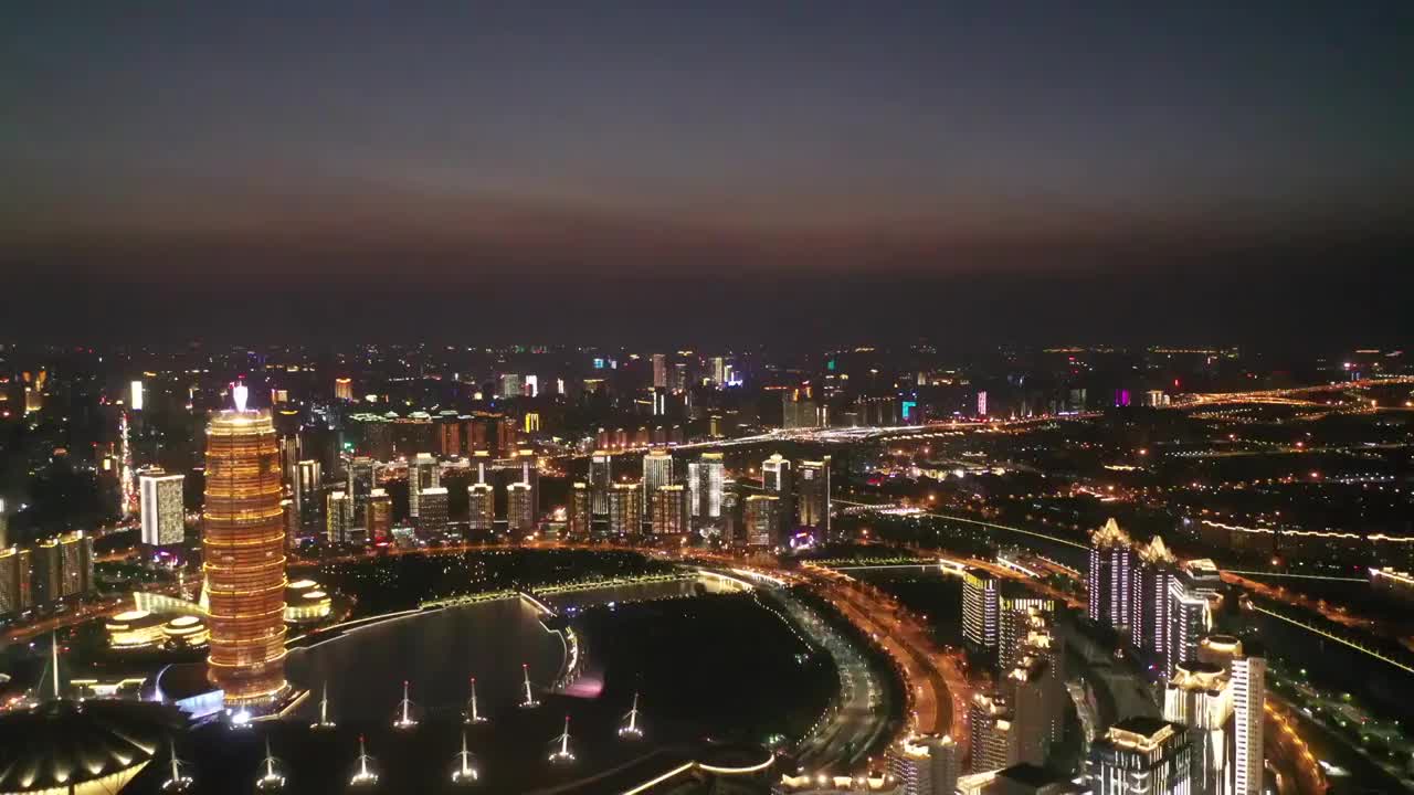 河南郑州郑东新区CBD会展中心与城市天际线夏季航拍夜景视频素材