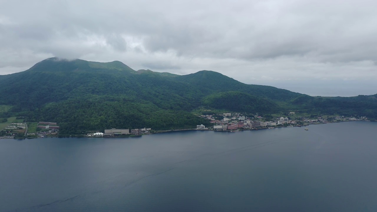 日本北海道洞爷湖畔温泉小镇夏季户外风光航拍视角视频素材