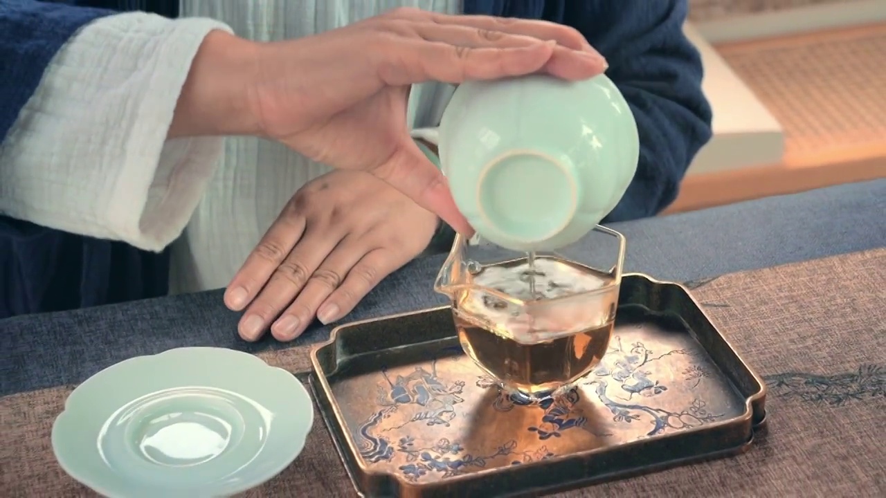房屋内主人沏茶视频素材
