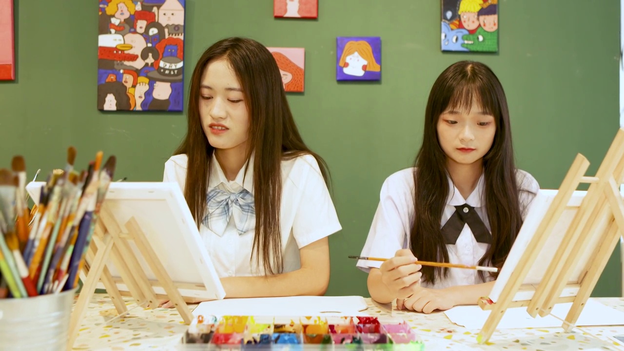 两个亚洲青年女性大学生在教室里作画视频素材
