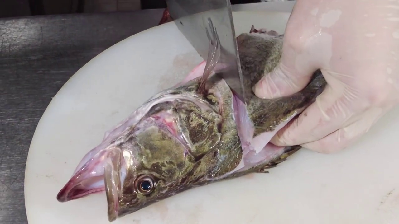鲑鱼切片的刀工视频素材