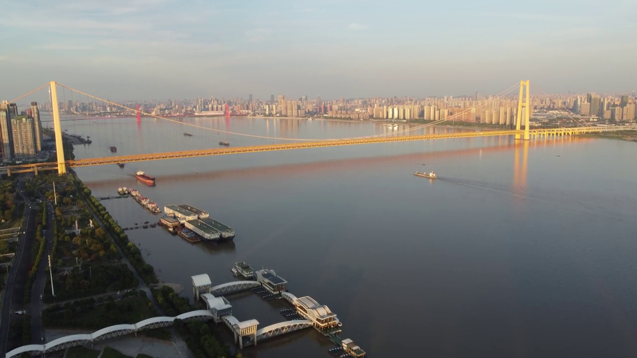 武汉长江上的晚霞视频素材