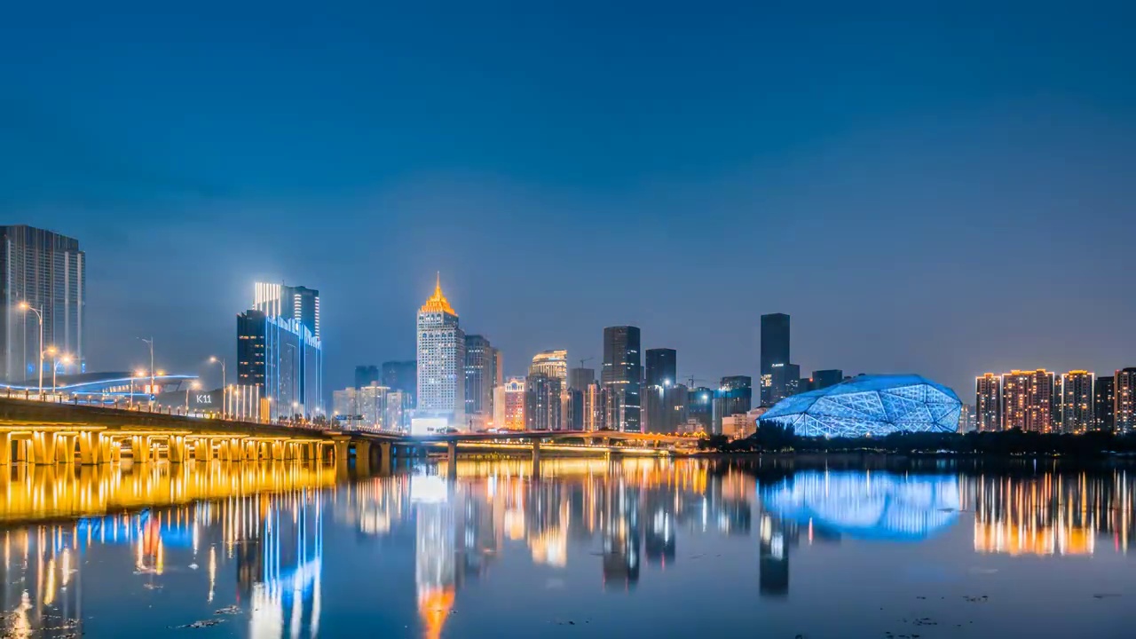 中国辽宁沈阳盛京剧院和浑河大桥车流建筑夜景视频素材