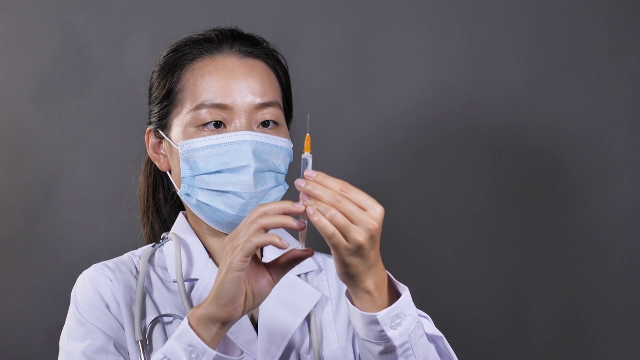 亚洲中国女性女士女医生医师打针注射器视频素材