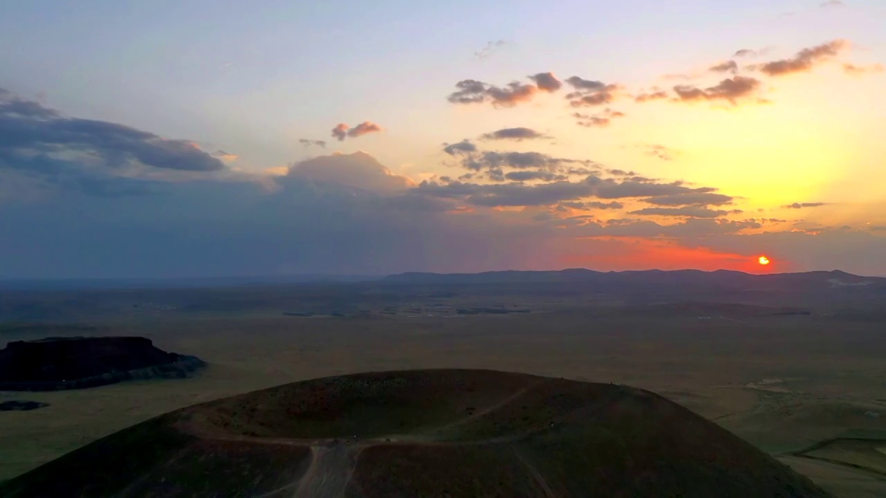 航拍内蒙乌兰哈达火山日落夕阳视频素材