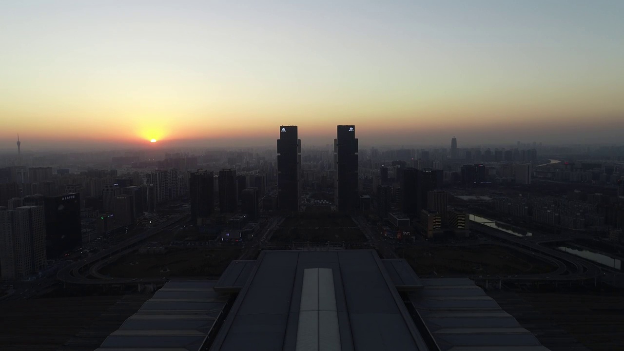 河南郑州郑东新区高铁站金融区城市风光与都市天际线日落时分航拍视频素材
