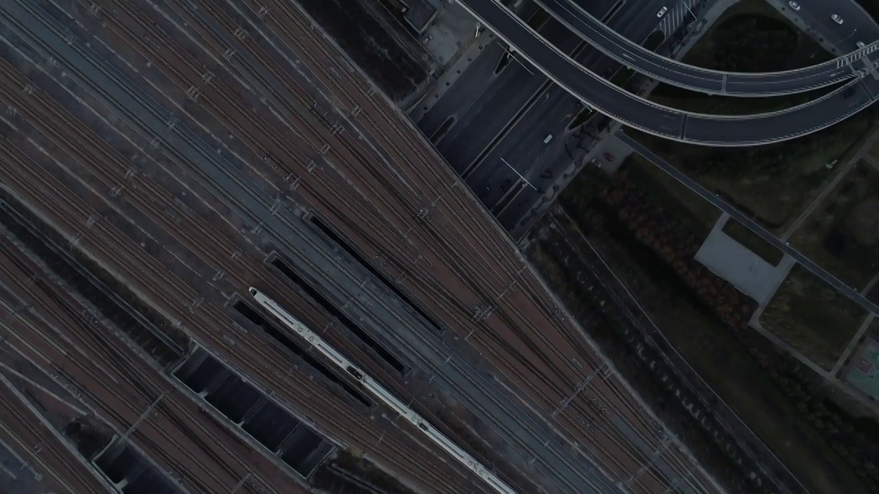 中国高铁动车组和谐号列车铁轨轨道运行场景户外航拍正上方视角视频素材