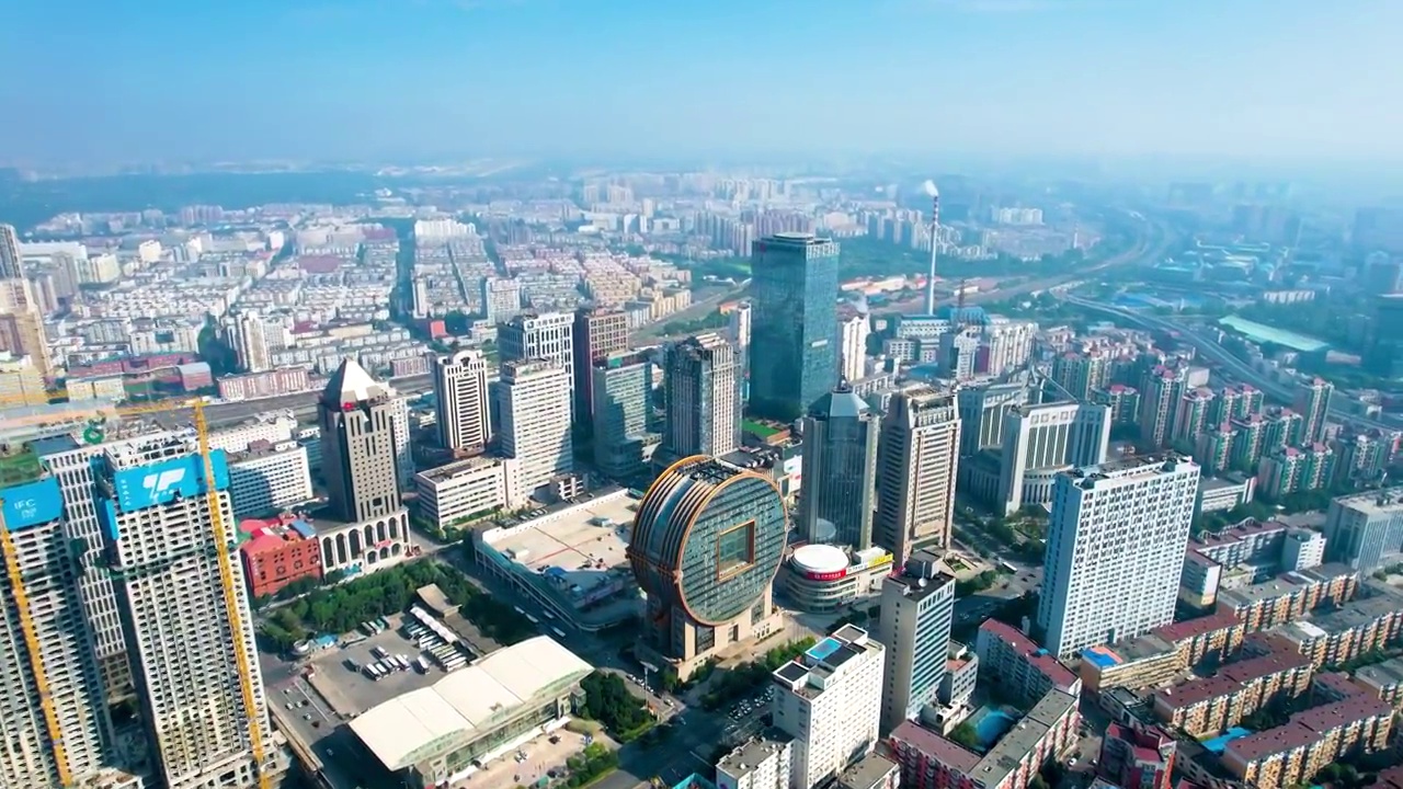 中国辽宁沈阳方圆大厦金融区城市天际线航拍视频素材