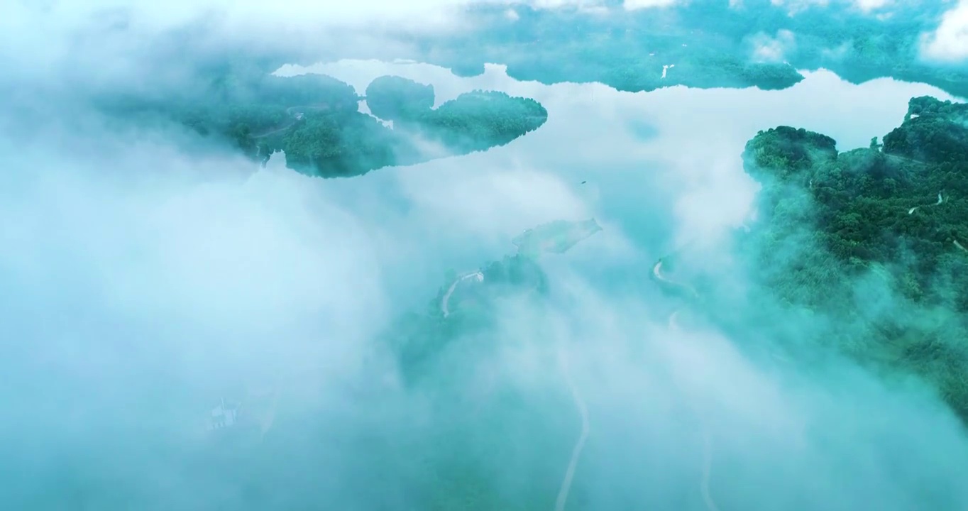 航拍云雾缭绕的千岛湖绿色水库视频素材
