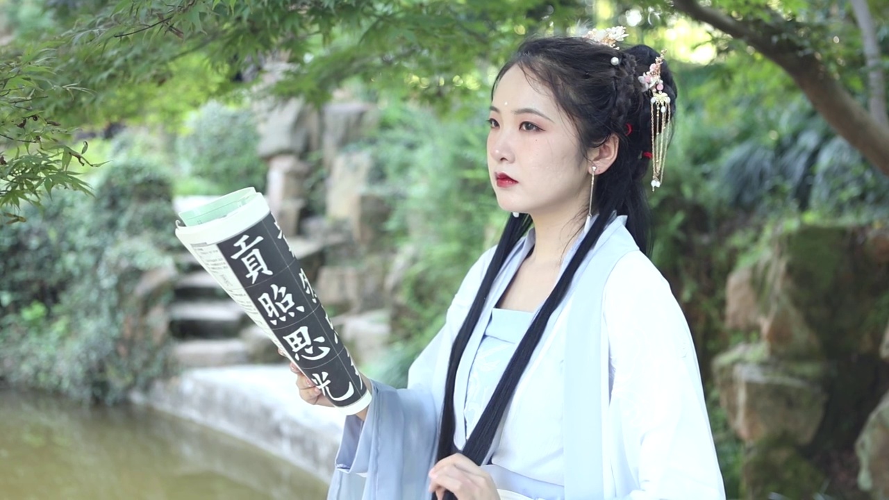 中国美女穿着汉服拿着书肖像视频素材