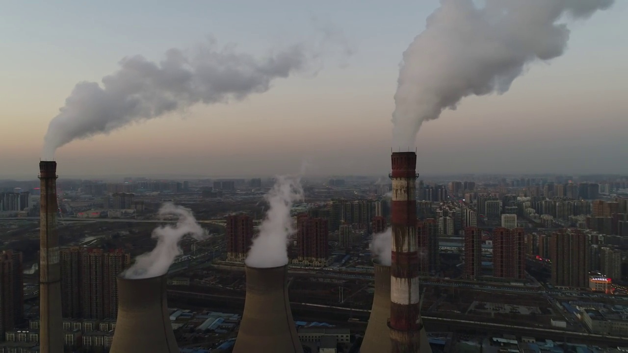 河南郑州城市发电厂与都市天际线秋季黄昏时分户外风光航拍视角视频素材