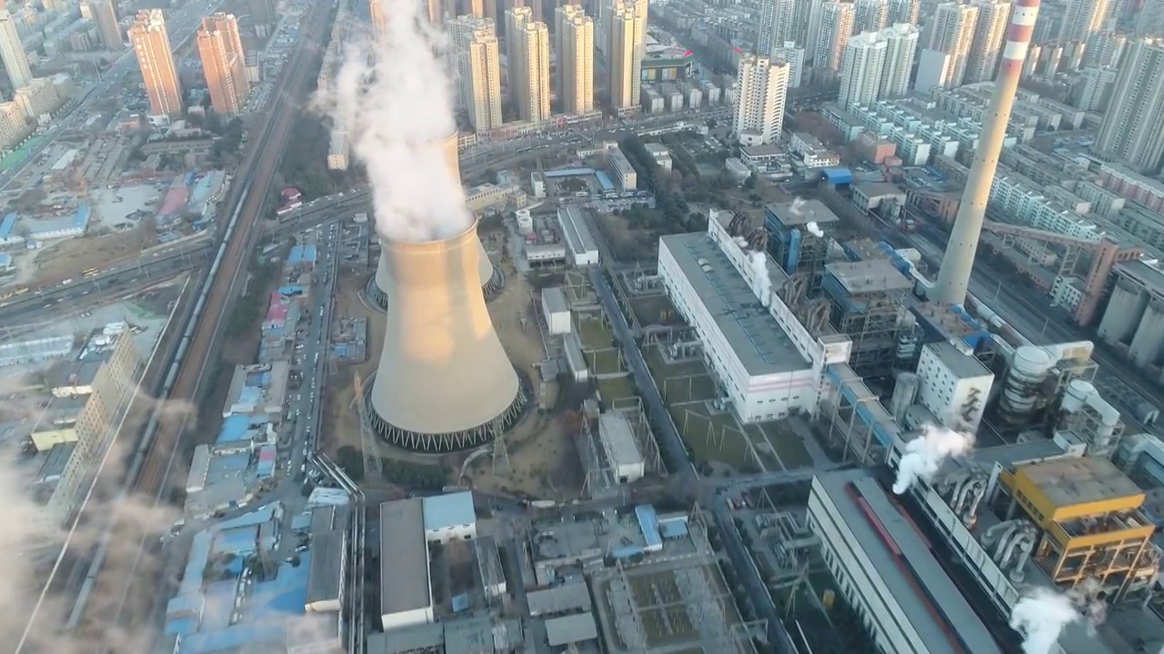 河南郑州城市发电厂与都市天际线秋季黄昏时分户外风光航拍视角视频素材