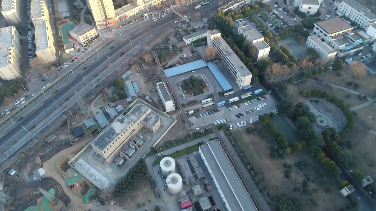河南郑州城市发电厂与都市天际线秋季黄昏时分户外航拍正上方视角视频素材