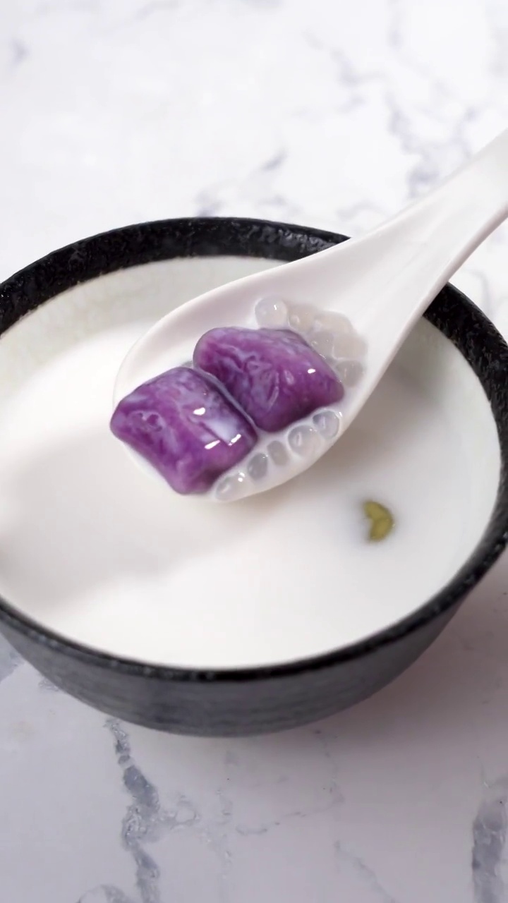 传统小吃美食甜品椰汁西米露芋圆视频素材