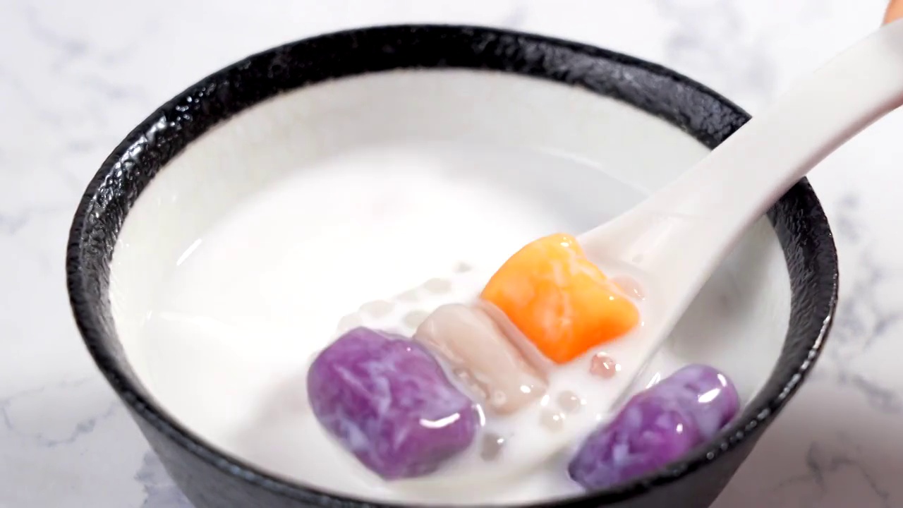 传统小吃美食甜品椰汁西米露芋圆视频素材